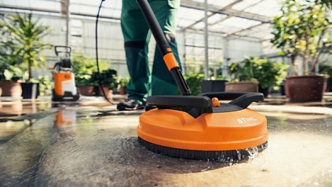 ניקוי משטחים עם לחץ