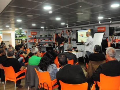 סמינר לקוחות בכותלי החברה.